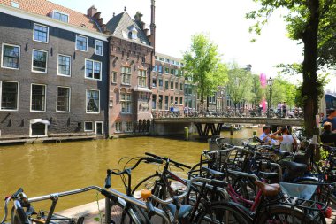 Amsterdam, Hollanda - 6 Haziran 2018: güzel evler Amsterdam Kanal Köprüsü ve bisiklet, Amsterdam, Hollanda