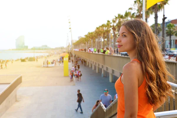 Счастливая Городская Женщина Выходит Пляж Закате Концепция Образа Жизни — стоковое фото