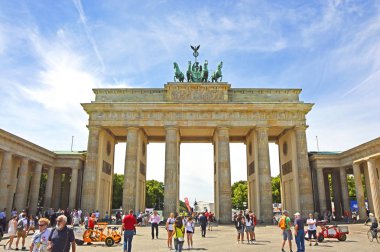 Berlin, Almanya - 21 Haziran 2017: 18. yüzyıldan kalma neoklasik zafer takı Berlin, Almanya'nın en bilinen yerlerinden olan Brandenburg Kapısı (Brandenburger Tor)