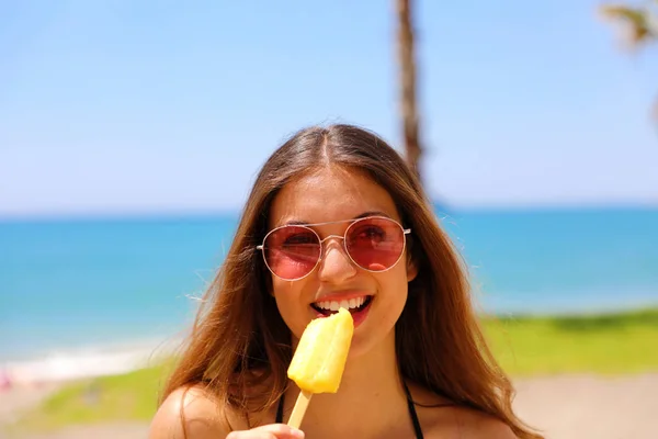 Gyönyörű Lány Keres Oldalon Napszemüveg Eszik Popsicle Malaga Strand Lány — Stock Fotó