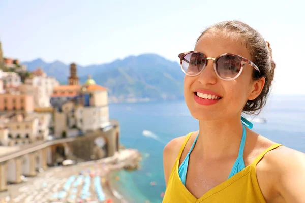 Retrato Mujer Sonriente Con Gafas Sol Pueblo Atrani Costa Amalfitana — Foto de Stock