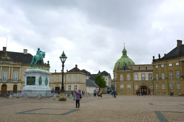 コペンハーゲン デンマーク王フレデリック とフレゼリクス教会の騎馬像とアマリエンボー Slotsplads 正方形のコペンハーゲン デンマーク 2017 ビュー — ストック写真