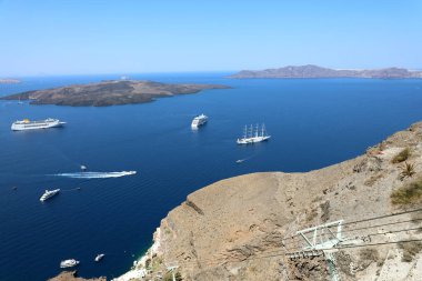 Turistik Fira town güzel panoramik manzara caldera ve yaz güneşli gün Yanardağı için. Santorini Adası. Deniz manzarası. Pitoresk doğal arka plan. Kiklad Adaları, Yunanistan, Europe.