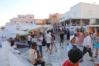 Santorini, Yunanistan - 17 Temmuz 2018: Oia köyünde, Santorini, Yunanistan yürüyen turist