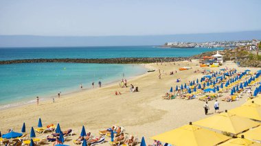 Lanzarote, İspanya - 18 Nisan 2018: Playa Dorada beach, Lanzarote, İspanya