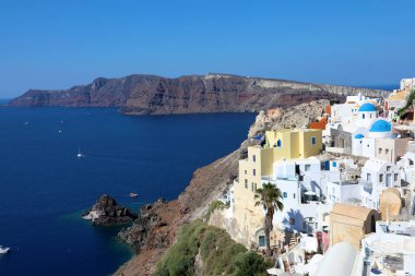 Santorini: Oia geleneksel Yunan beyaz köy ile mavi kubbeleri kiliseler, Yunanistan