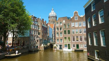 Amsterdam, Hollanda - 6 Haziran 2018: Amsterdam kanal turist restoran ve bisiklet tarafında, Amsterdam, Hollanda, güzel evler
