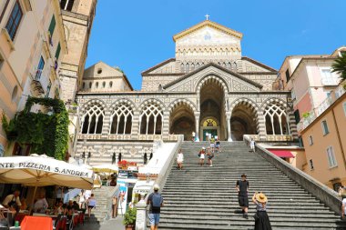 Amalfi, İtalya - 3 Temmuz 2018: Amalfi Katedrali turistlerin yaz akşamları, Amalfi Coast, İtalya