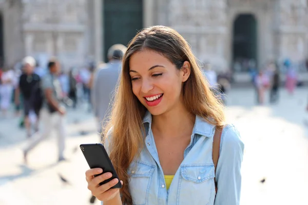 Mujer Casual Feliz Usando Camisa Mensajes Texto Teléfono Inteligente Caminando —  Fotos de Stock