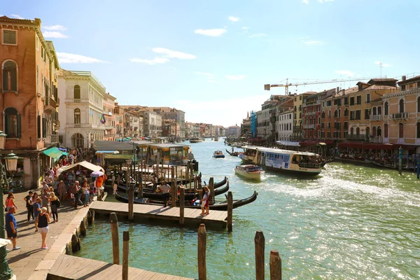 Venezia Italia Luglio 2018 Turisti Gondola Con Gondoliere Canal Grande — Foto Stock