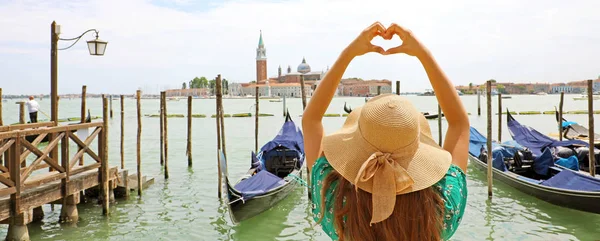 Kadın Kalp Şekil Elleri Ile Venedik Güzel Görünümünü Verme Venedik — Stok fotoğraf