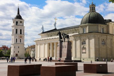 Vilnius, Litvanya - 7 Haziran 2018: Katedral Meydanı anıt Grandük şafak, Vilnius Katedrali ve çan kulesi ile