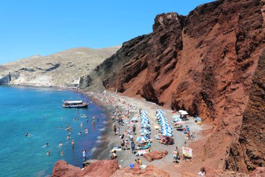 Santorini Island, Yunanistan kırmızı kumsalda. Yaz manzara, Deniz Manzaralı.