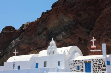 Küçük Kiklad church yanında kırmızı beach, Santorini Island, Yunanistan