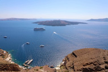 Turistik Fira town güzel panoramik manzara caldera ve yaz güneşli gün Yanardağı için. Santorini (Thira) Adası. Deniz manzarası. Pitoresk doğal arka plan. Cyclades. Yunanistan. Europe.