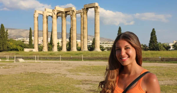 Mujer Turista Sonriente Con Templo Griego Zeus Olímpico Fondo Atenas — Foto de Stock