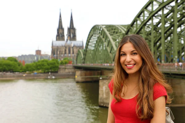 ヨーロッパの観光旅行者の女性 ドイツで旅行を楽しんで幸せな笑顔の女の子 ケルン大聖堂やライン川のホーエンツォレルン橋にカメラの前でポーズ美しい旅行者の女の子 — ストック写真