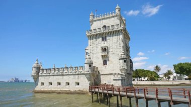 Belem Kulesi (Torre de Belem), Lizbon, Portekiz. Tejo Nehri kenarındaki bu kentin ikonik bir sitedir. Aslında bir savunma kulesi olarak inşa edilmiş, bugün bir museun kullanılır.