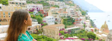 Yeşil giysili bir teras, Amalfi Coast, İtalya köyden Positano bakarak romantik tatlı bir kadın portresi. Panoramik afiş görünümü.