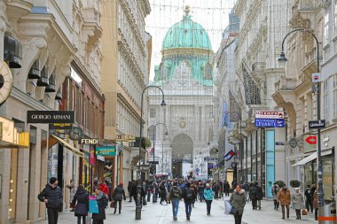 Vienna, Avusturya - 8 Ocak 2019: Kohlmarkt yoIda Hofburg turistler kış zamanında zemin üzerine