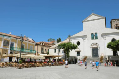 Ravello, İtalya - 2 Temmuz 2018: turist Ravello'nın Piazza Duomo Meydanı, Amalfi Coast, İtalya atmosferinin keyfini çıkarın