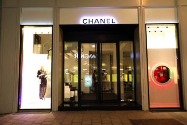 Vienna, Avusturya - 8 Ocak 2019: gece görünümü Chanel deposunun Viyana, Avusturya