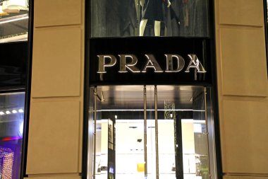 Vienna, Avusturya - 8 Ocak 2019: gece görünümünü Prada mağaza Viyana, Avusturya