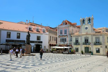 Cascais, Portekiz - 25 Haziran 2018: Merkezi kare 5 Ekim ayında Cascais Dom Pedro I. Cascais heykeli ile ünlü ve popüler yaz tatili Portekizce ve yabancı turistler için spot olduğunu.