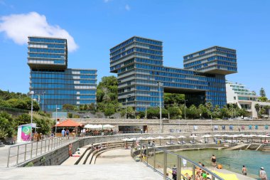 Cascais, Portekiz - 25 Haziran 2018: Estoril Sol Residence, olarak da bilinen Tetris bina Avenida marjinal Cascais, Portekiz üzerinde bulunan bir modern Kübizm binadır