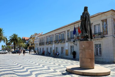 Cascais, Portekiz - 25 Haziran 2018: Merkezi kare 5 Ekim ayında Cascais Dom Pedro I. Cascais heykeli ile ünlü ve popüler yaz tatili Portekizce ve yabancı turistler için spot olduğunu.