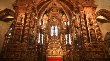 Porto, Portekiz - 31 Ocak 2019: iç in Gotik Kilisesi, Saint Francis (Igreja de Sao Francisco) Porto, Portekiz