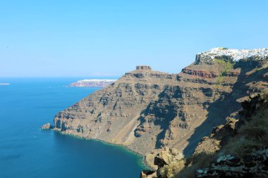 Yamaçları ve üst, Santorini, Yunanistan city ile volkanik kaya katmanları görünümünü