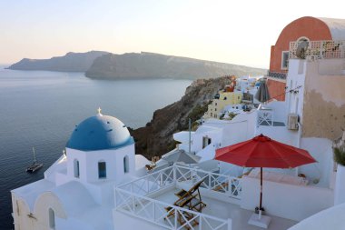Kiklad Adaları Yunanistan Santorini Adası. Caldera deniz gemi içinde geçmiş ile panoramik görünümü.