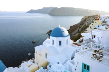 Santorini Island, Yunanistan için şehir Oia. Ünlü ve geleneksel evleri ve kiliseleri Caldera, Ege Adaları, Yunanistan üzerinden mavi kubbeler ile.