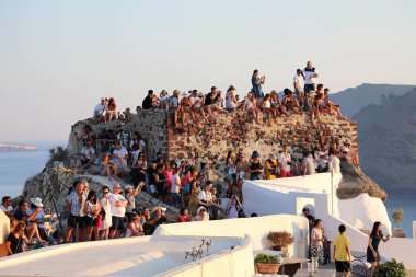 Santorini, Yunanistan - 19 Temmuz 2018: pitoresk köy, turist günbatımı göstermek, Santorini Island, Yunanistan için kalabalık Oia