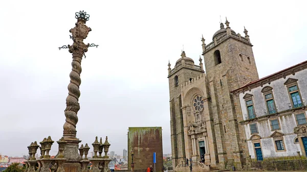 Pranýř na biskupský palác s Porto katedrála, Portugalsko — Stock fotografie