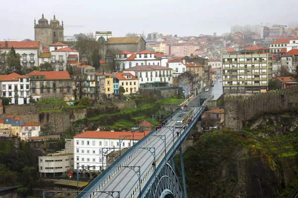 Vista da histórica cidade do Porto, Portugal com o Dom Luiz b — Fotografia de Stock