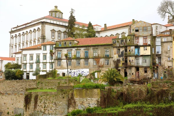 Velhas casas abandonadas desoladas no centro do Porto, Portugal — Fotografia de Stock