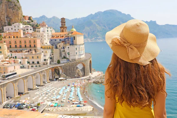 İtalya yaz tatili. Hasır şapka ile genç kadın arkadan görünüm — Stok fotoğraf