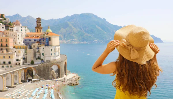 Vacaciones de verano en Italia. Vista posterior de la joven mujer sosteniendo su ha — Foto de Stock