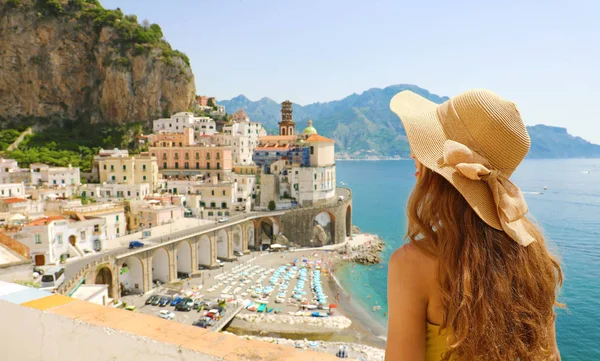 Летний отдых в Италии. Вид сзади на молодую женщину в соломенной шляпе — стоковое фото
