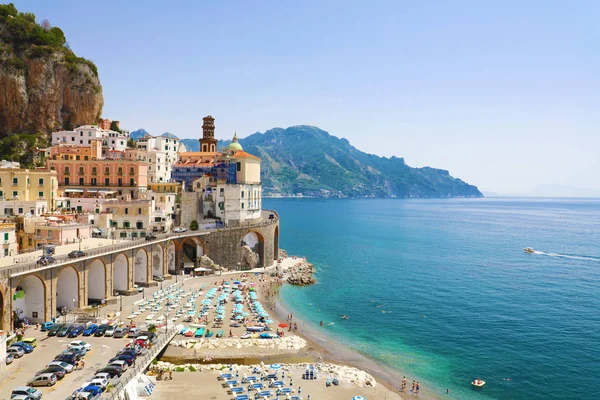 Increíble vista del pueblo de Atrani, Costa Amalfitana, Italia — Foto de Stock