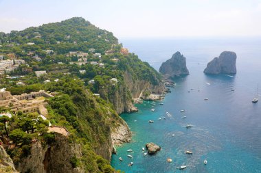Far ile bir güzel yaz günü Capri Adası'nın çarpıcı görünümü