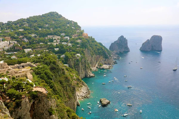 Ohromující výhled na ostrov Capri v krásný letní den s Far — Stock fotografie