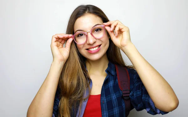Retrato de uma estudante casual mulher em óculos olhando para a câmera — Fotografia de Stock