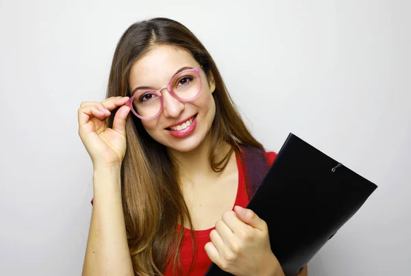 Jovem estudante feliz mulher segurando seus óculos e pasta no — Fotografia de Stock