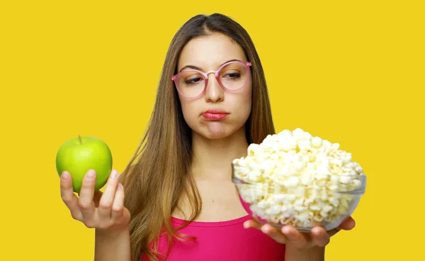 Woman choosing between unhealthy bowl of pop corn and an healthy — Stock Photo, Image