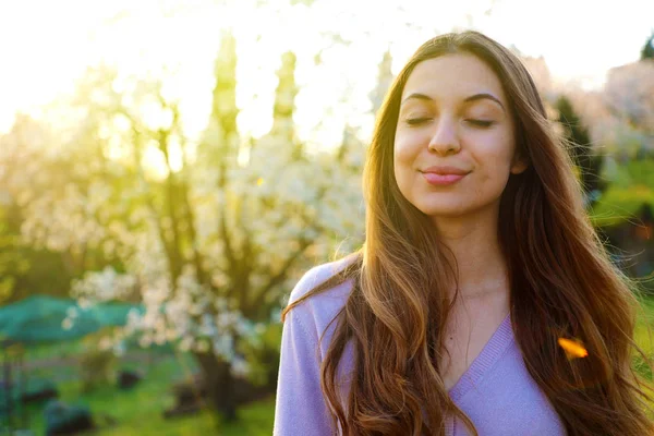 Mujer sonriendo con los ojos cerrados respirando profundamente celebrando fr — Foto de Stock