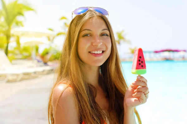 Boldog szép lány étkezési Popsicle jég pop formájában görögdinnye szelet és néztem kamerát. A Nyári szünidő fogalma. — Stock Fotó