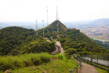 Jaragua Peak, Sao Paulo, Brezilya'da birçok kıssa ve televizyon ve radyo anteni ile trellis